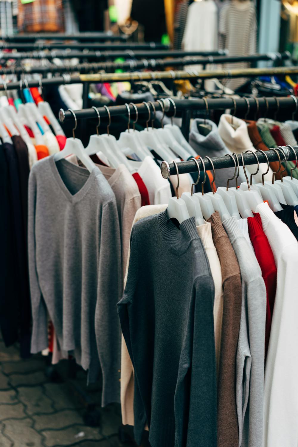Portants vêtements en entrepôt - logistique mode de luxe